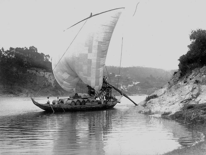 foto antiga barco rabelo transporte vinho porto