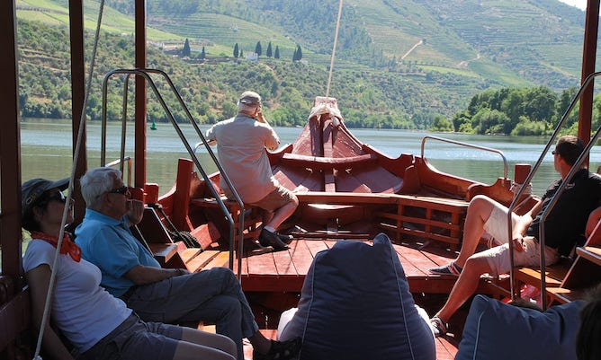 turistas dentro barco rabelo cruzeiro rio douro