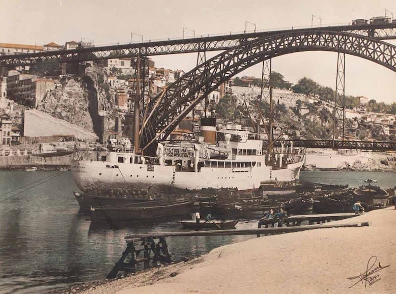 Navio Mercian, da empresa Ellerman Papayanni Lines, de Liverpool, no rio Douro, c. 1957. Foto retirada do blog www.portoarc.blogspot.com