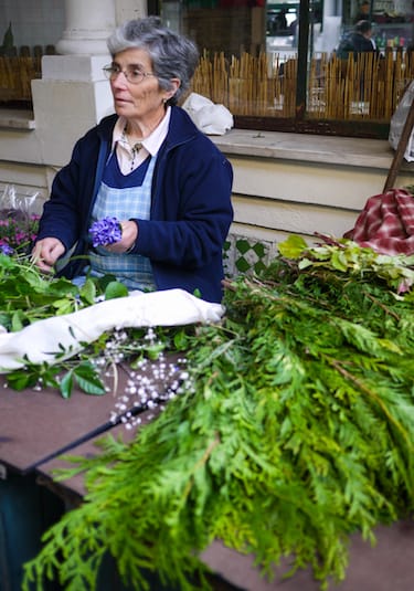 old lady selling flowers bolhao market porto