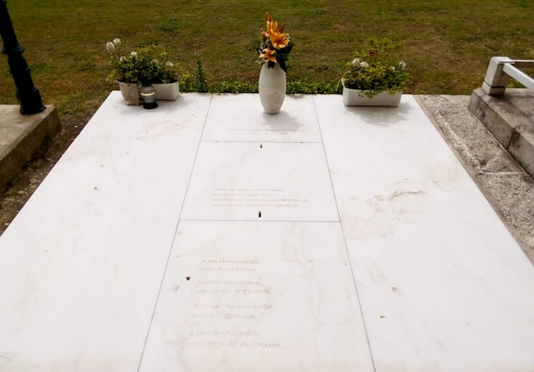 alvaro siza architect tombstone poet eugenio de andrade