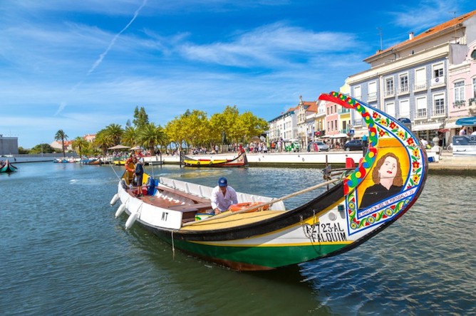 boat moliceiro aveiro canals