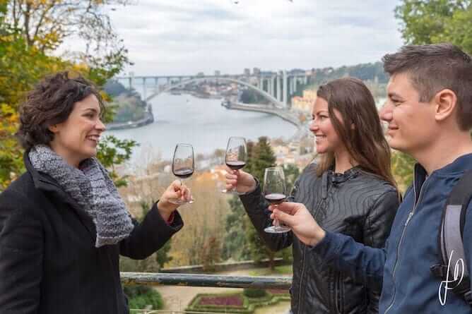 tour privado porto casal brindando com vinho porto tour privado porto casal brindando com vinho porto