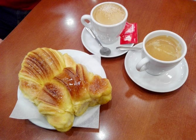 croissant cafe com leite confeitaria chicana porto