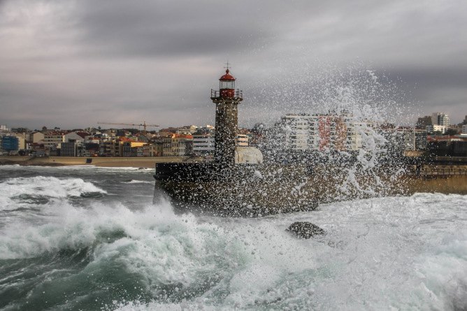 rainy days porto felgueiras lighthouse