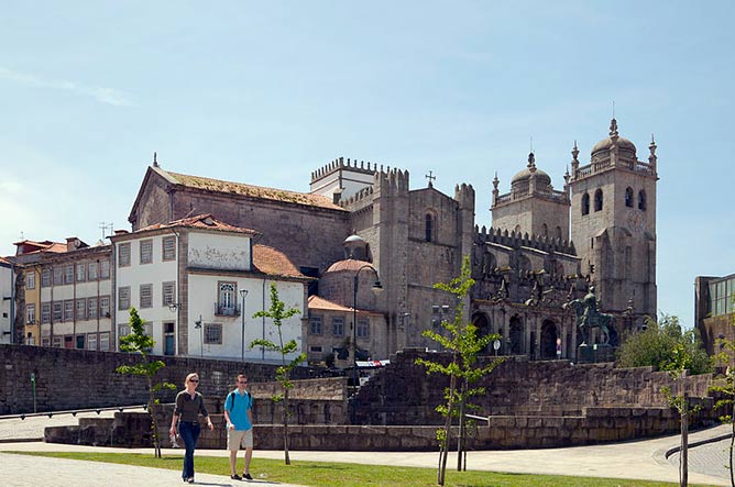 attractions porto portugal cathedral