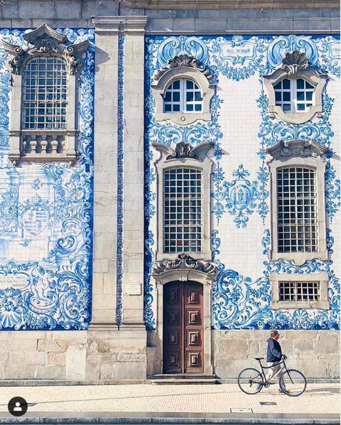 azulejo tiles igreja do carmo façade porto
