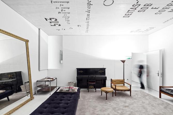 casa conto tipografia living room
