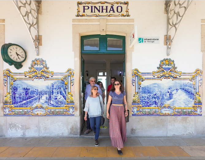 azulejos tiles pinhao train station