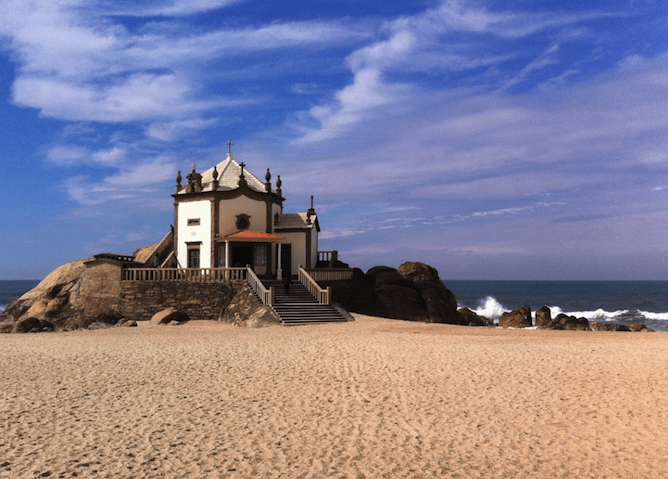 senhor pedra praia famosa porto capela construida areia