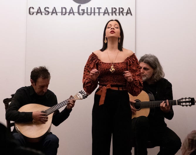 casa guitarra fado show porto