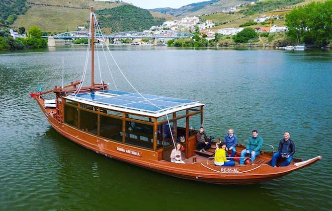 Elektrisches Rabelo-Boot im Douro-Tal