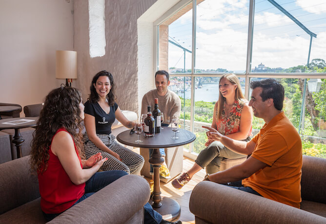 Gruppenfreunde stoßen auf Portwein an