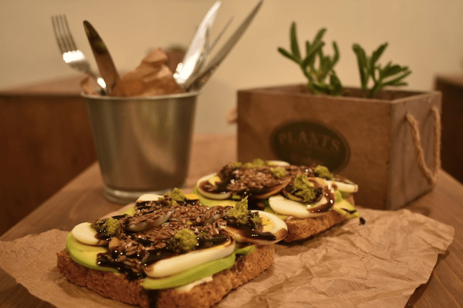 tosta abacate hungry biker brunch porto