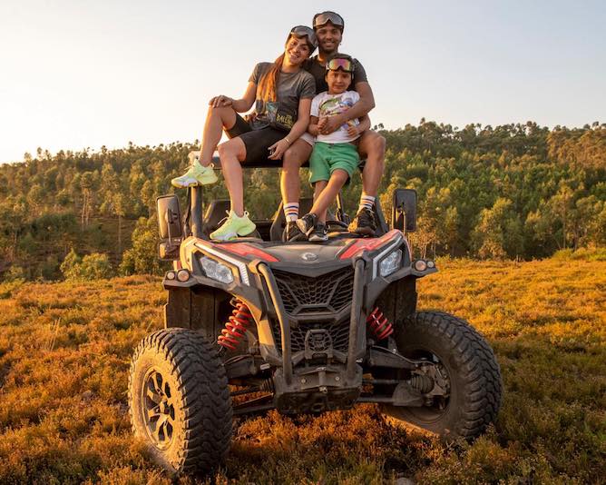 Pareja y adolescente conduciendo buggy actividades familiares Porto