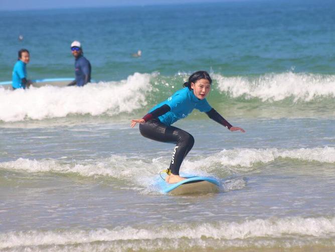 surf lesson porto teenagers