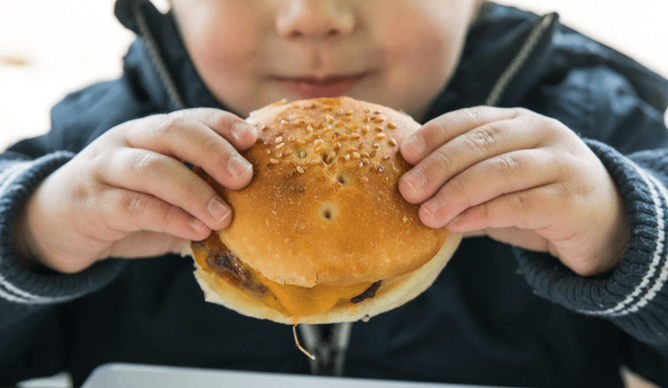 kid eating burger degema porto