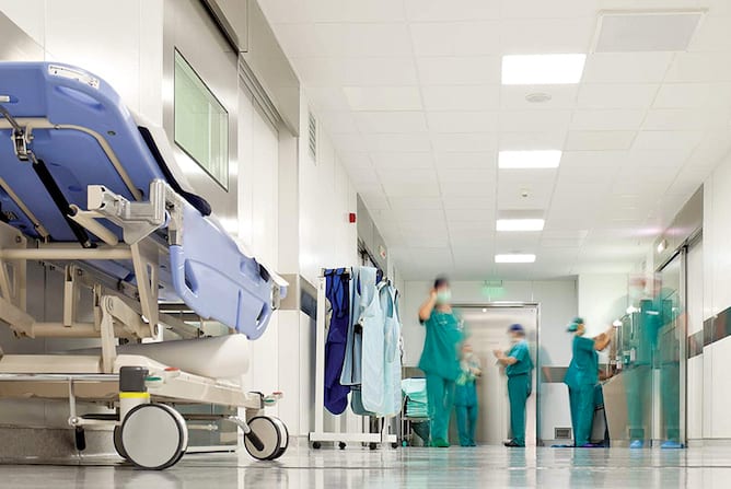 servico nacional saude hospital corredor enfermeiros