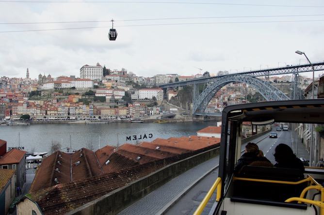 ansicht vom gelben bustour porto eisenbrucke ribeira nachbarschaft douro fluss