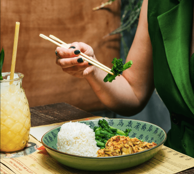 mujer come comida asiatica