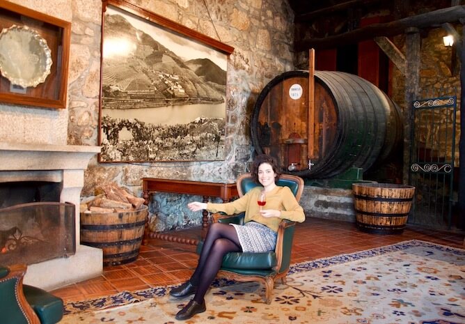 femme buvant vin porto cave croft