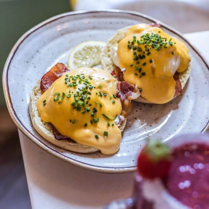 brunch eggs benedict nicolau porto