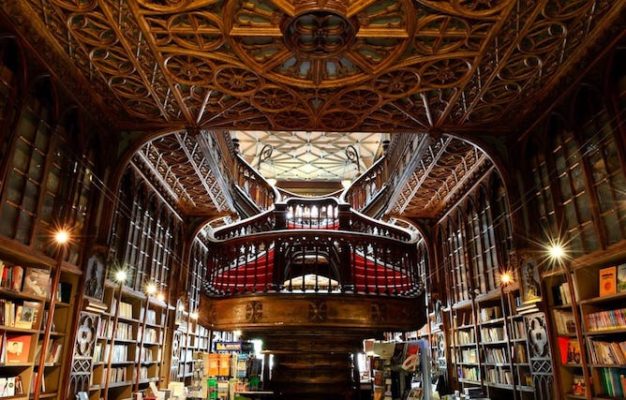 interieur librairie lello celebre escalier en bois
