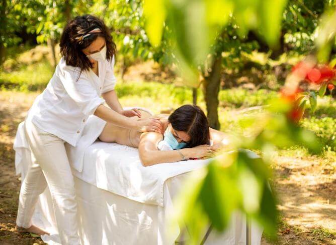 women massage douro valley