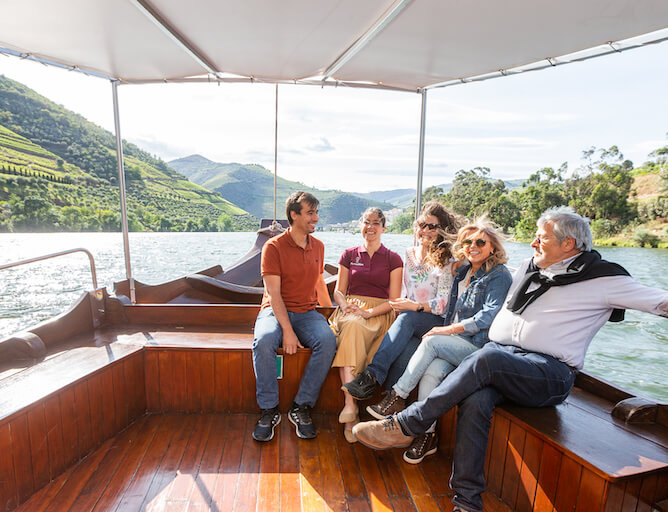 group friends douro river