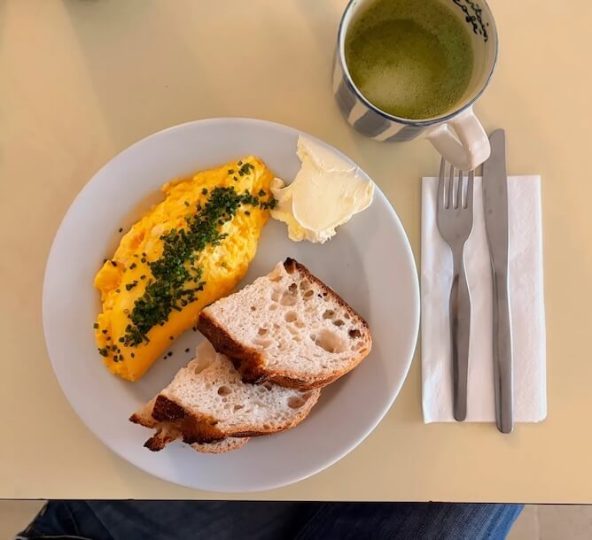 a certain cafe omelette matcha latte