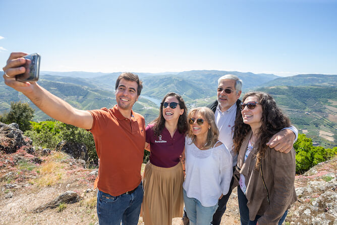 amigos tirando selfie mirante douro