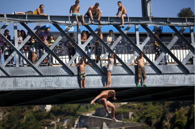 kids jumping luiz bridge porto