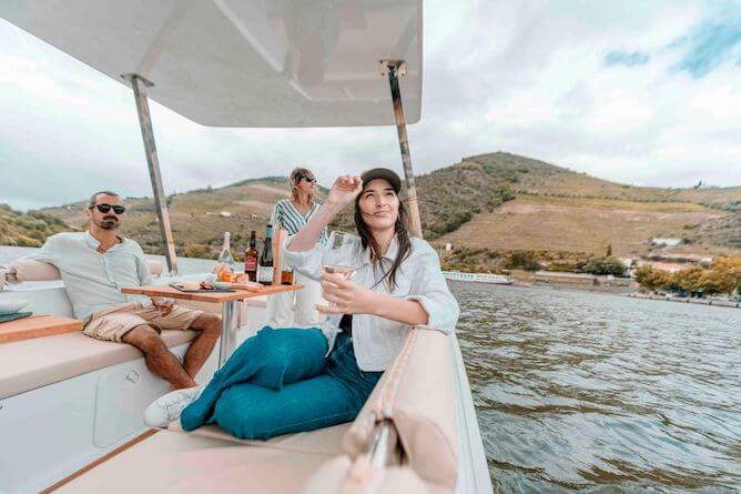 friends enjoying river cruise douro valley